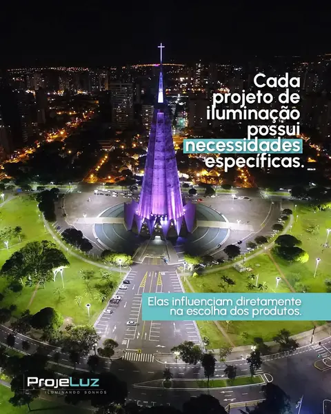 Uma avenida com tráfego intenso, uma praça arborizada ou uma via residencial podem exigir soluções de iluminação comp…