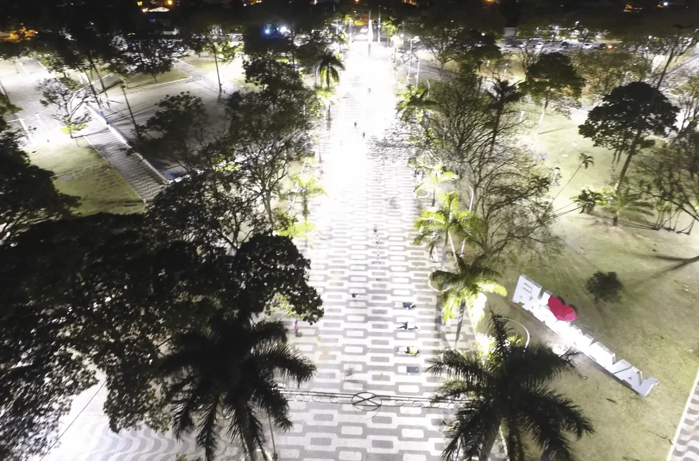 Iluminação LED Projeluz — Praça dos Pioneiros