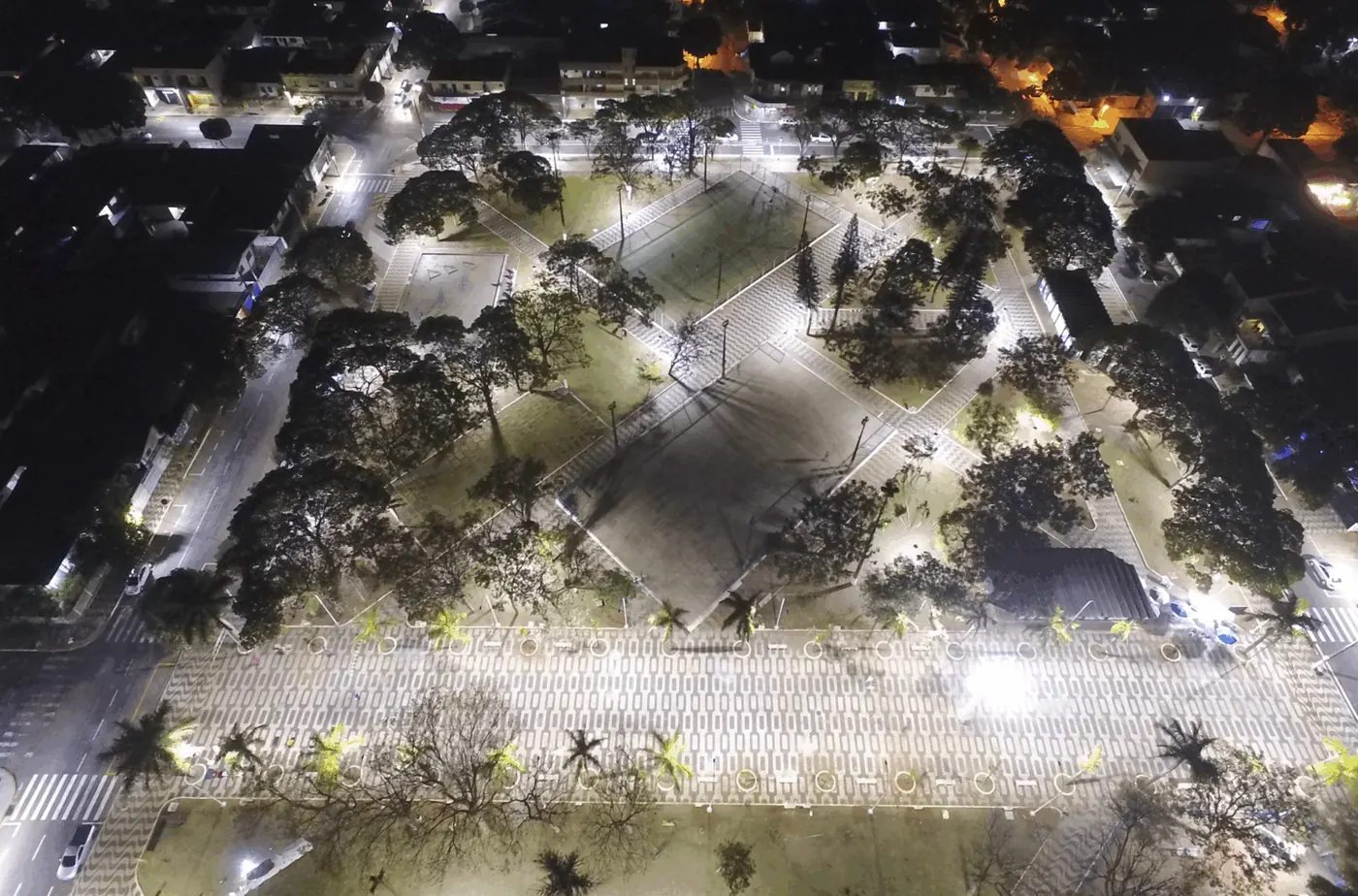 Praça dos Pioneiros: iluminação LED — foto aérea 2 de 3