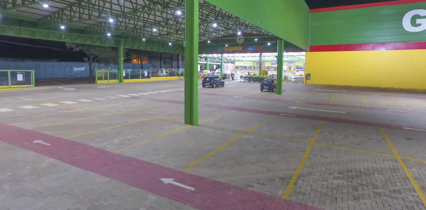Estacionamento coberto iluminado(a) pela Projeluz — Giga