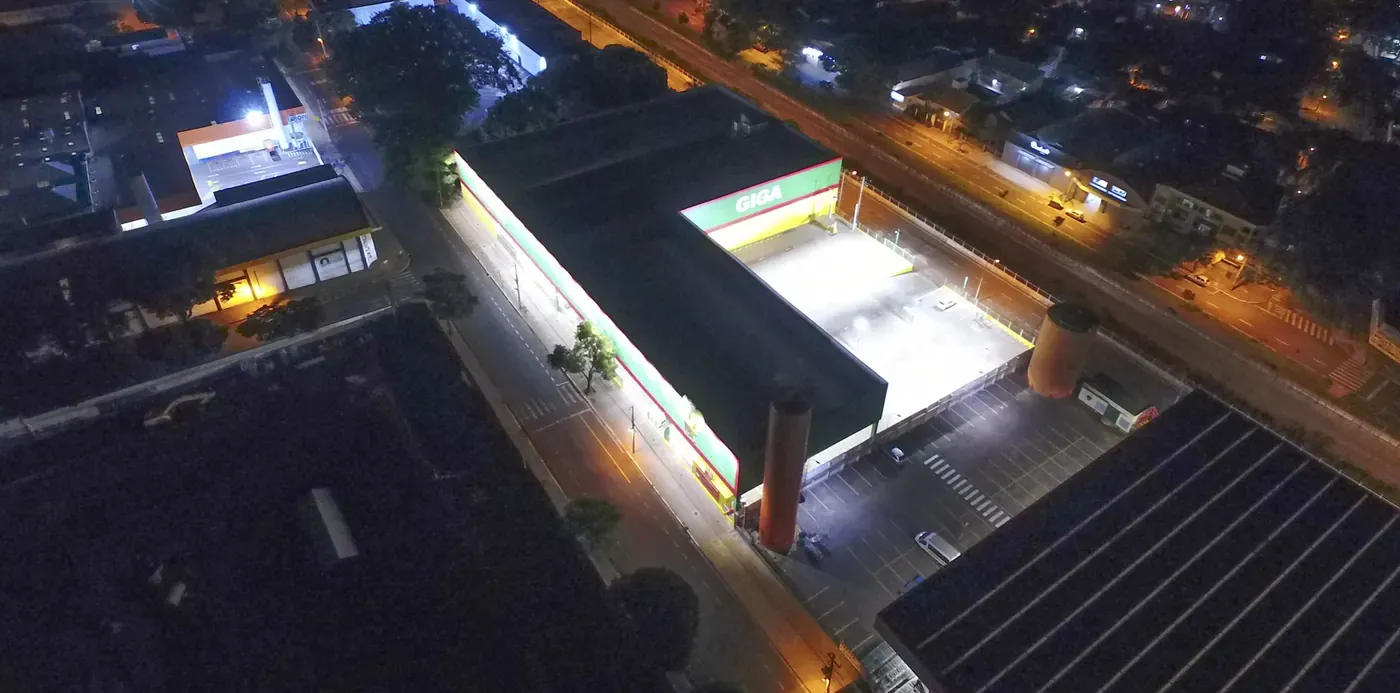 Pátio de carga e descarga iluminado(a) pela Projeluz — Giga