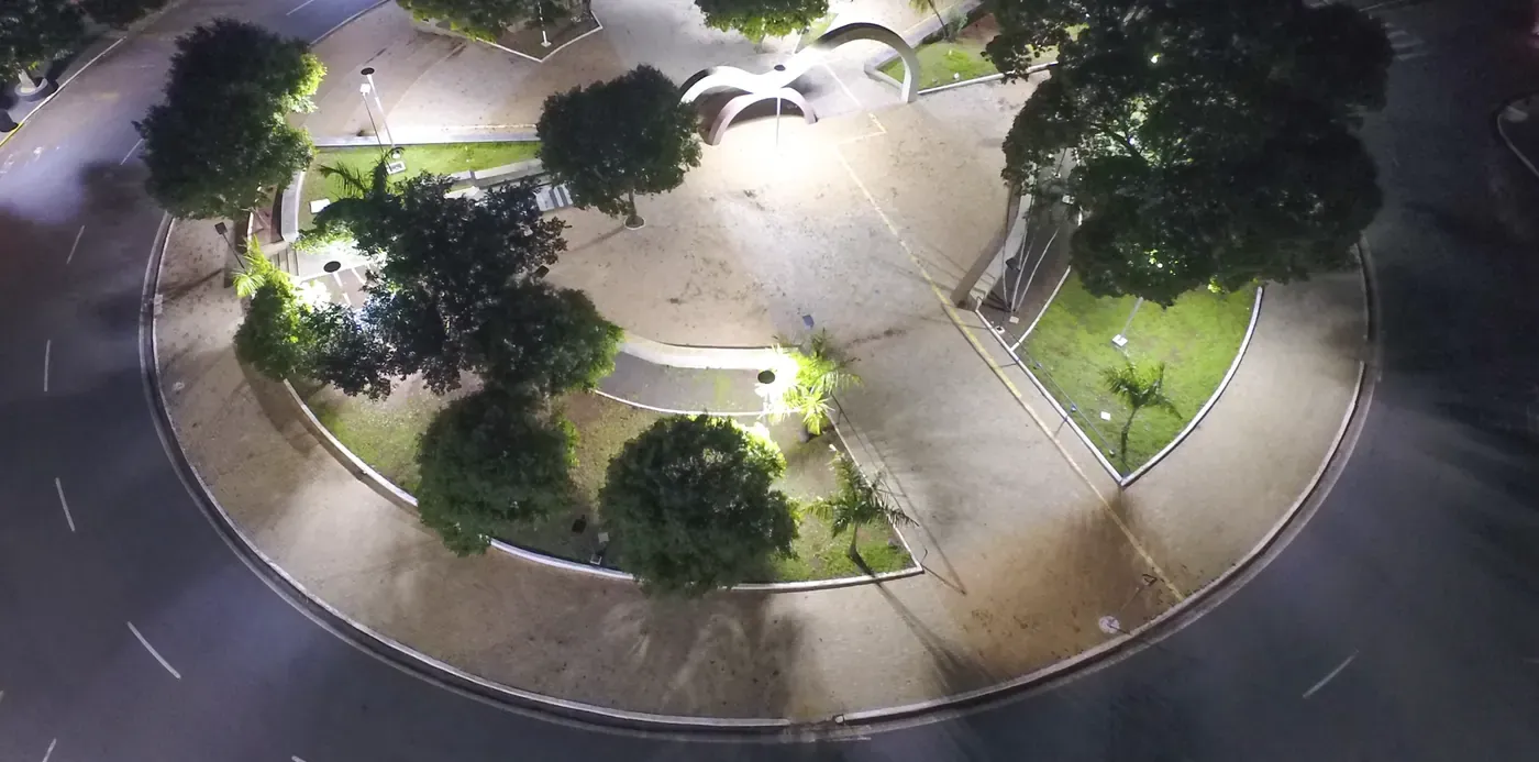 Praça arborizada iluminado(a) pela Projeluz — Pérola, PR
