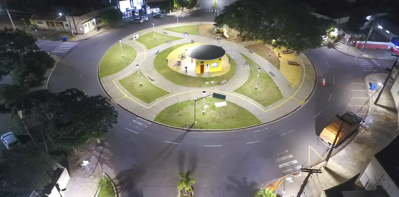 Praça em rotatória iluminado(a) pela Projeluz — Pérola, PR