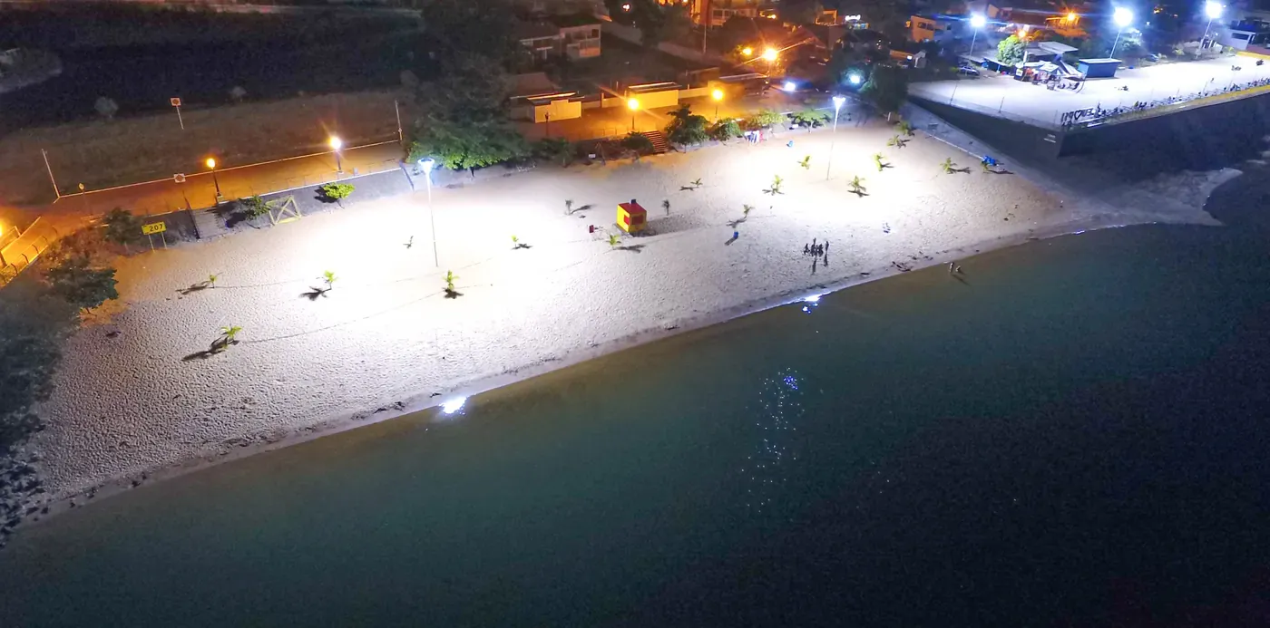 Orla e praia iluminado(a) pela Projeluz — Porto São José, PR