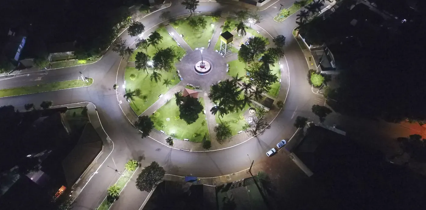 Praça circular iluminado(a) pela Projeluz — Terra Boa, PR
